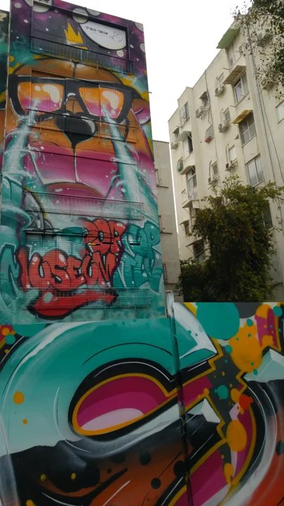 The finished facade and fence at the first Pop-Up Museum TLV.