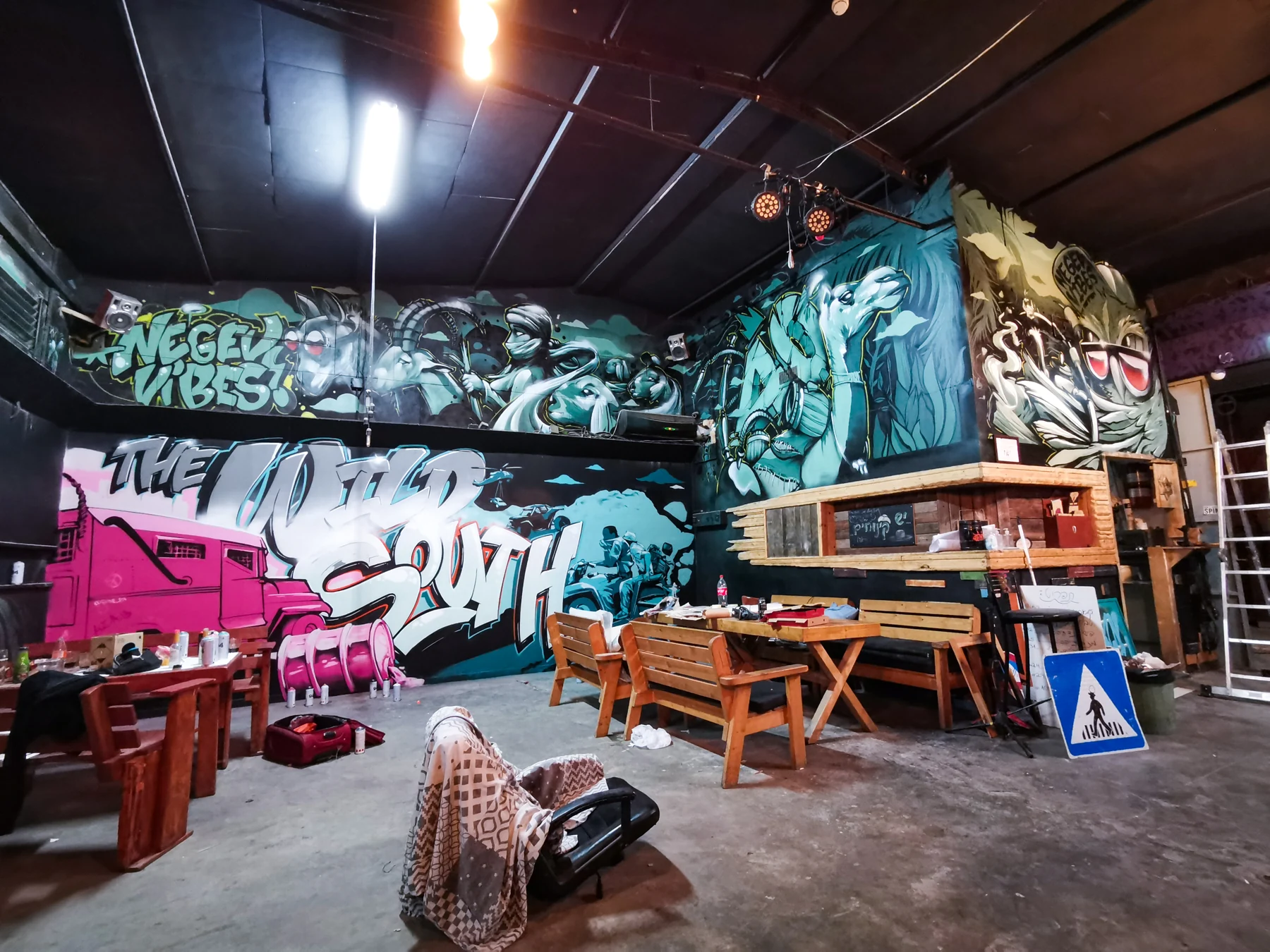Pub 40 · painted interior